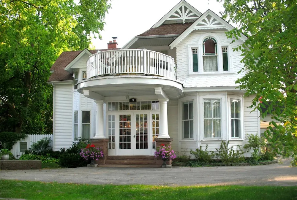 Cottage on Caledonia Bed & Breakfast