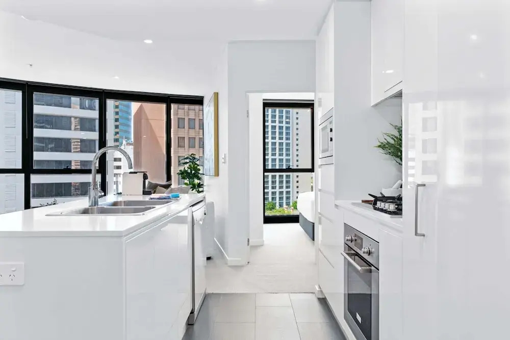 CBD High-rise 1-bed With Pool, Gym & Views
