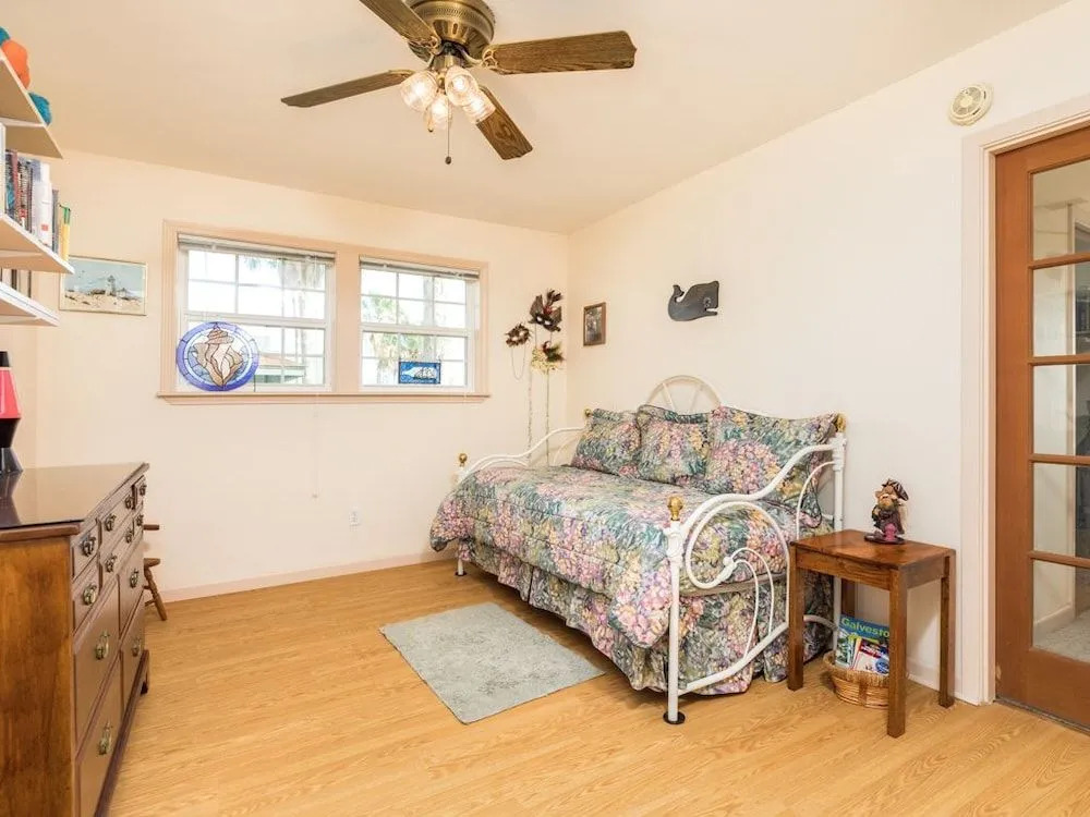 103 Galveston home - 3 Br home by RedAwning