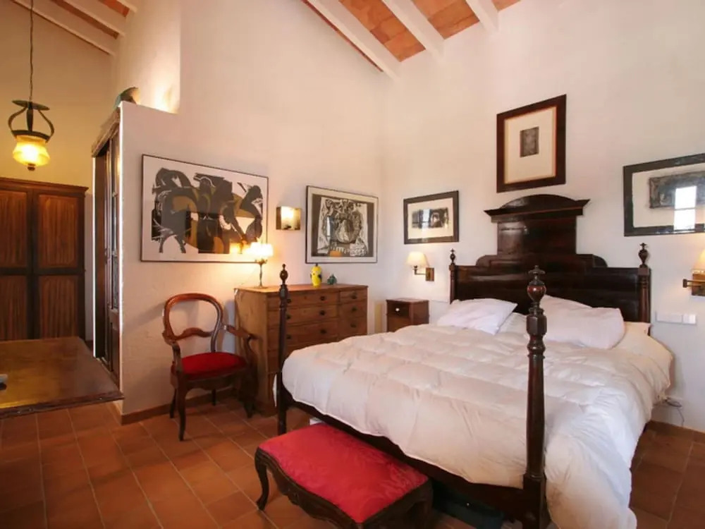 Large Traditional Country House With Spacious Veranda, Garden and Private Pool