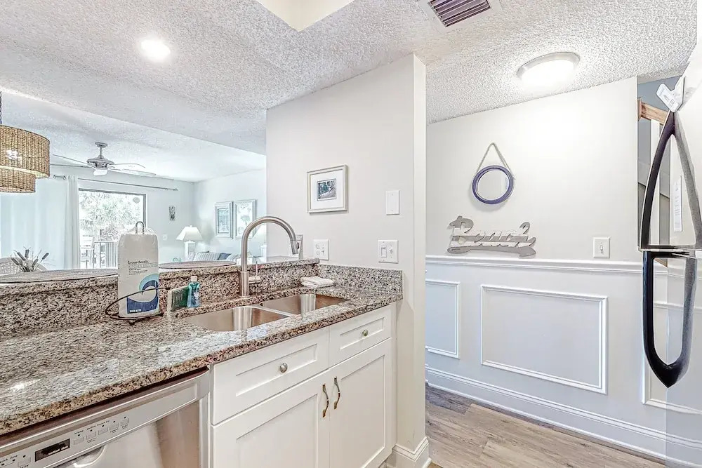 Recently Updated Resort Condo With 2 Pools, 2 Balconies, Ocean Views, Bbq, & W/D