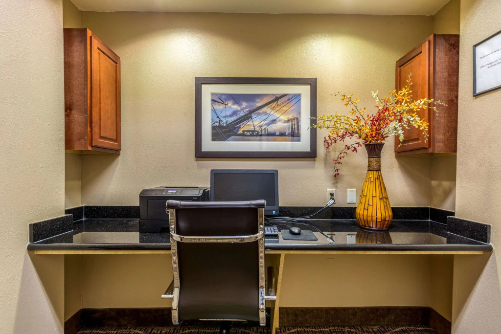 Comfort Suites Galveston Cruise Port Area - Beachside