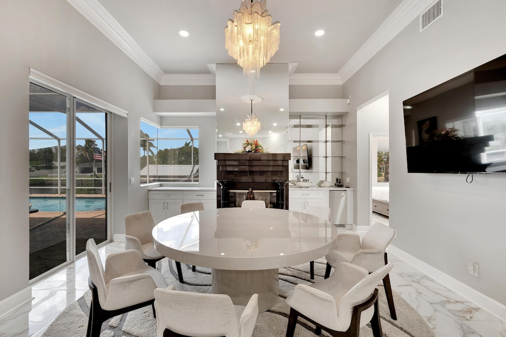 Luxurious Retreat at our Canal Front Pool Home 5BR