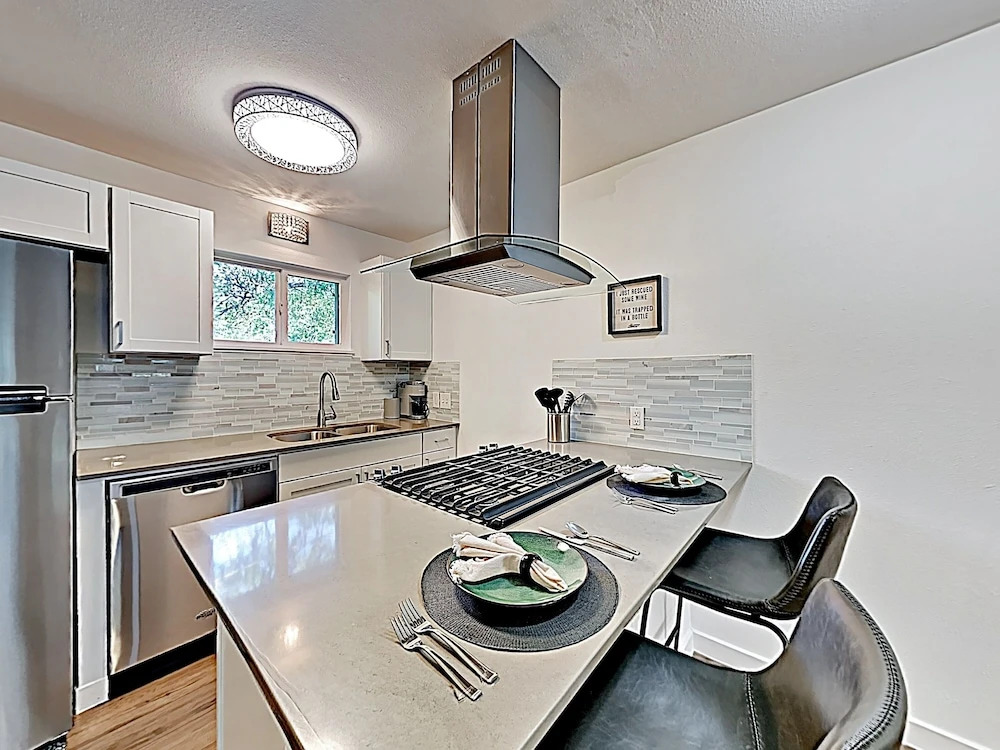 New Listing! Travis Heights Haven Near Trendy Soco 2 Bedroom Condo