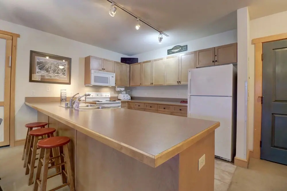 Perfect Ski Condo Steps from the Super Bee & Golf Course - CS325 by Redawning