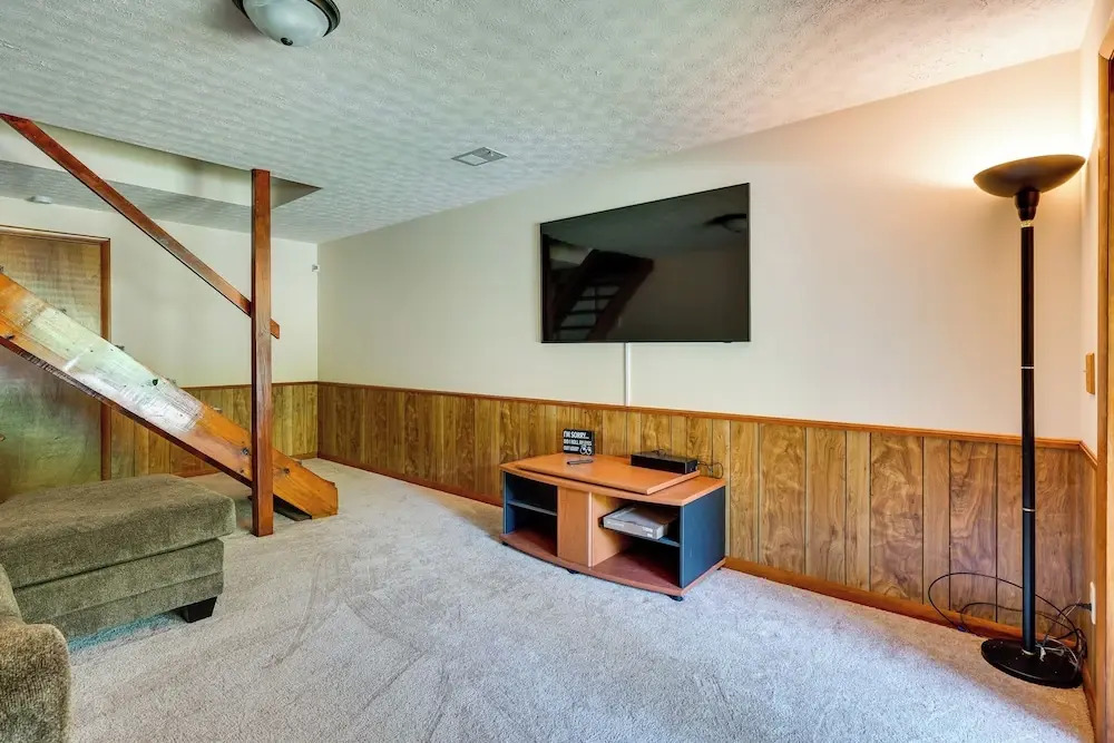 Cabin w/ Deck ~ 3 Mi to Apple Valley Lake!
