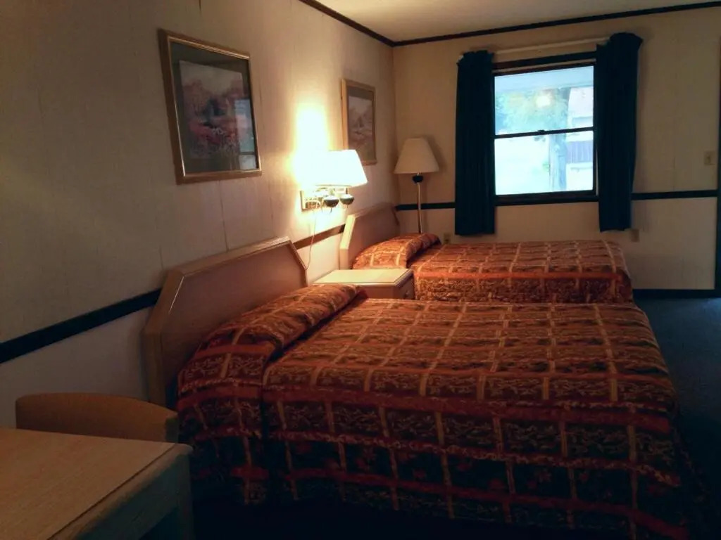 Twin Pine Motel