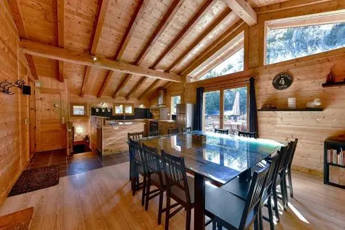 13 personnes,jacuzzi, pied des pistes et des chemins, 4 chambres