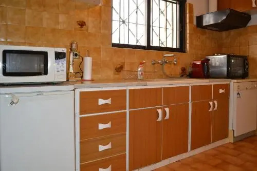 Unwind in a Spacious flat with Gardens near Beach
