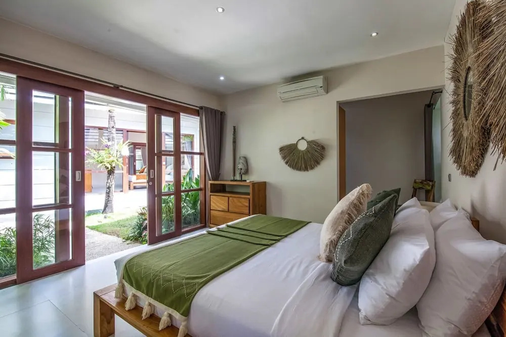 Villa Imbuh 2 - Tropical Oasis 3BR in Central Canggu