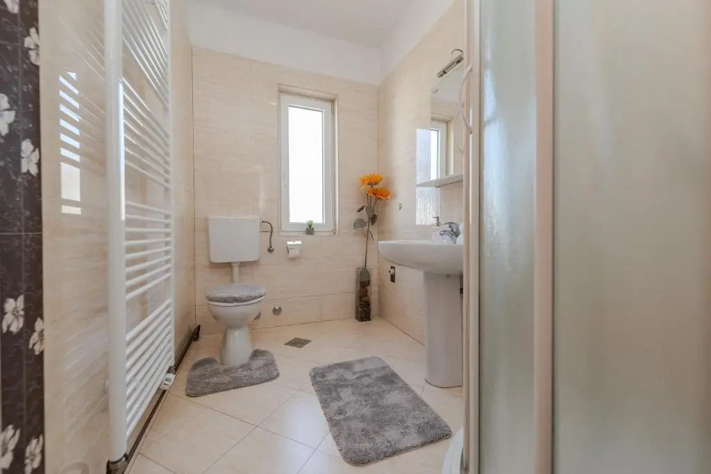 Centrally located apartment for 16