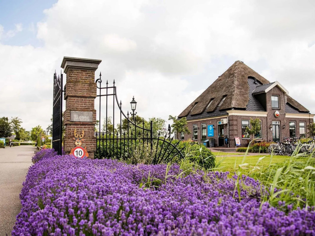 Detached, comfortable chalet with dishwasher, 8 km. from Hoorn