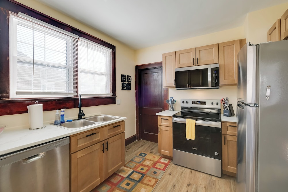 Walk to Main St & Campus! Dtwn Radford Home