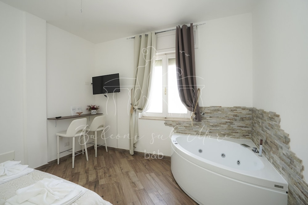 Room in B&B - B&B Balconi Sul Mare Deluxe Room With Hydromassage "madonna Dell'altomare"