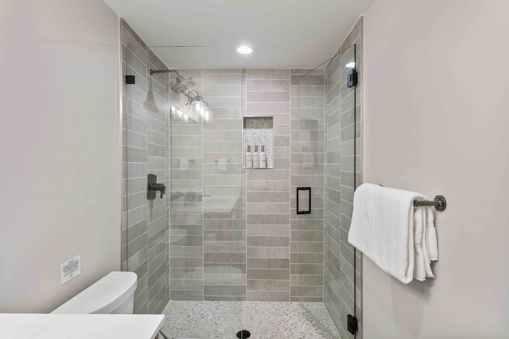 Easy East Village Ski Access Hot Tub 5br 5 Bedroom Home