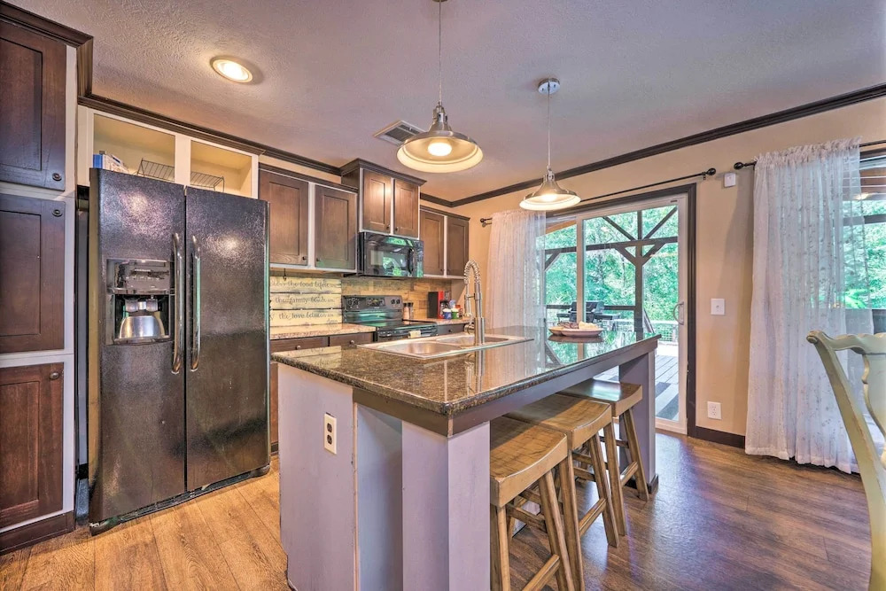 Pet-friendly Home w/ Deck in Broken Bow!