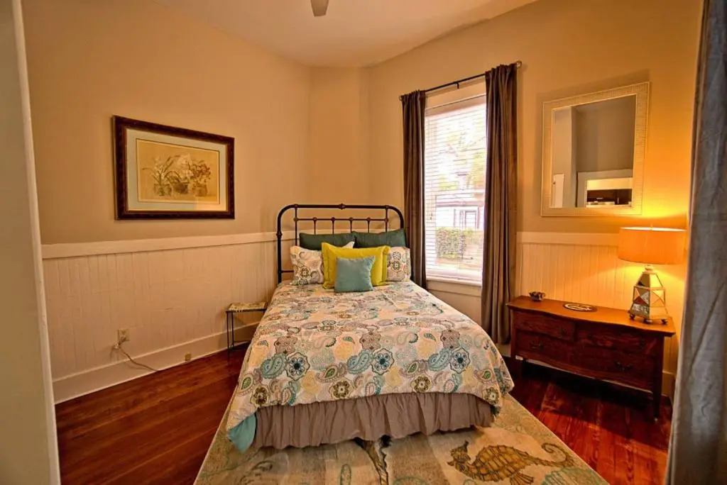 420Waldburg A · Modern Apt with Southern Charm Blocks from Forsyth
