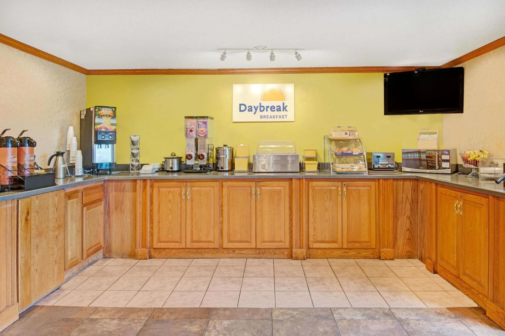 Days Inn and Suites Kansas City South