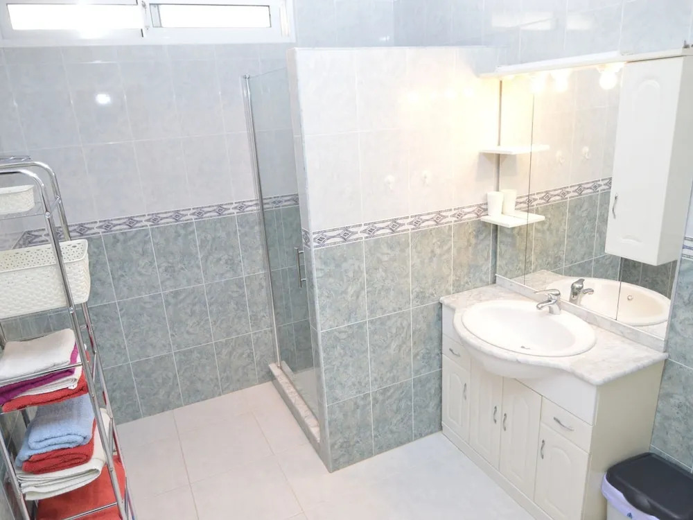 Large Villa With Private Pool and Five Bedrooms in Benijofar