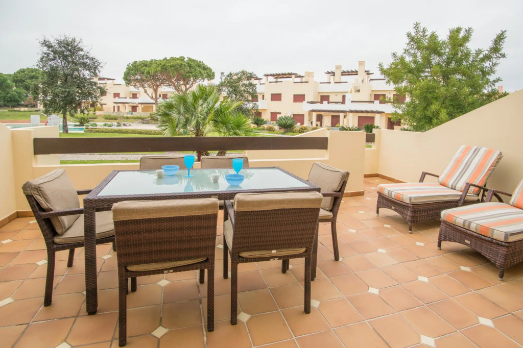 Traditional Townhouse in Vila Sol by Ideal Homes