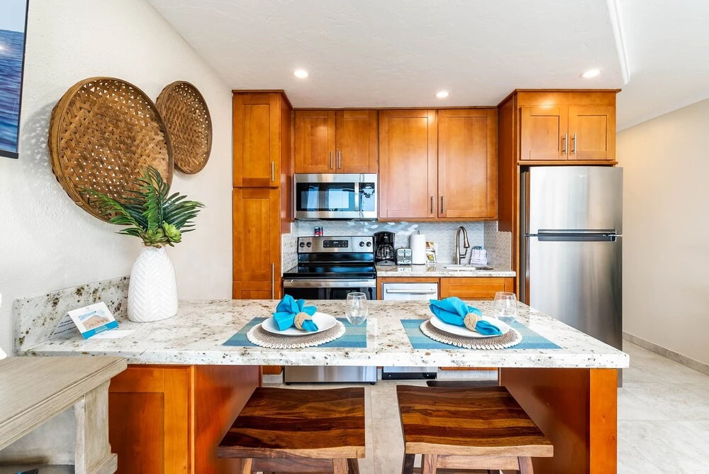 Kuleana 405 Oceanfront 1Bedroom 1 Condo by RedAwning