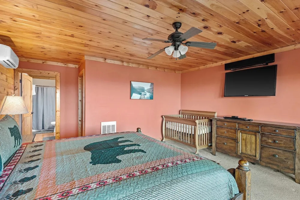Beech Mountain Breeze - Views, pet Friendly, hot Tub, Sleeps 14