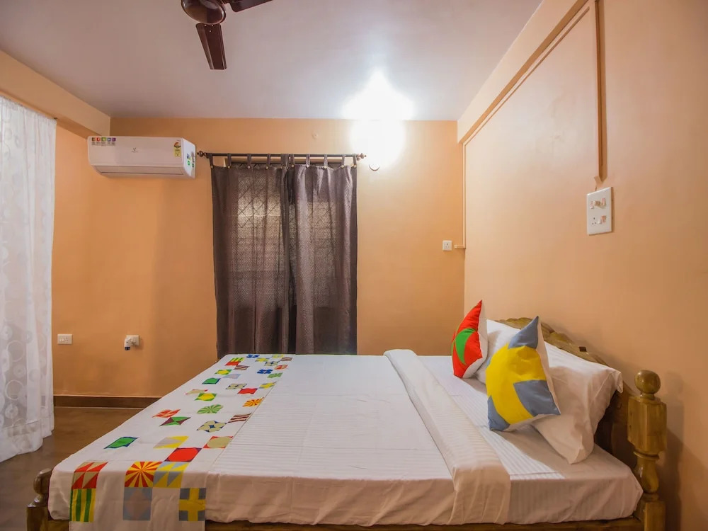 OYO 12197 Home Colourful Studio