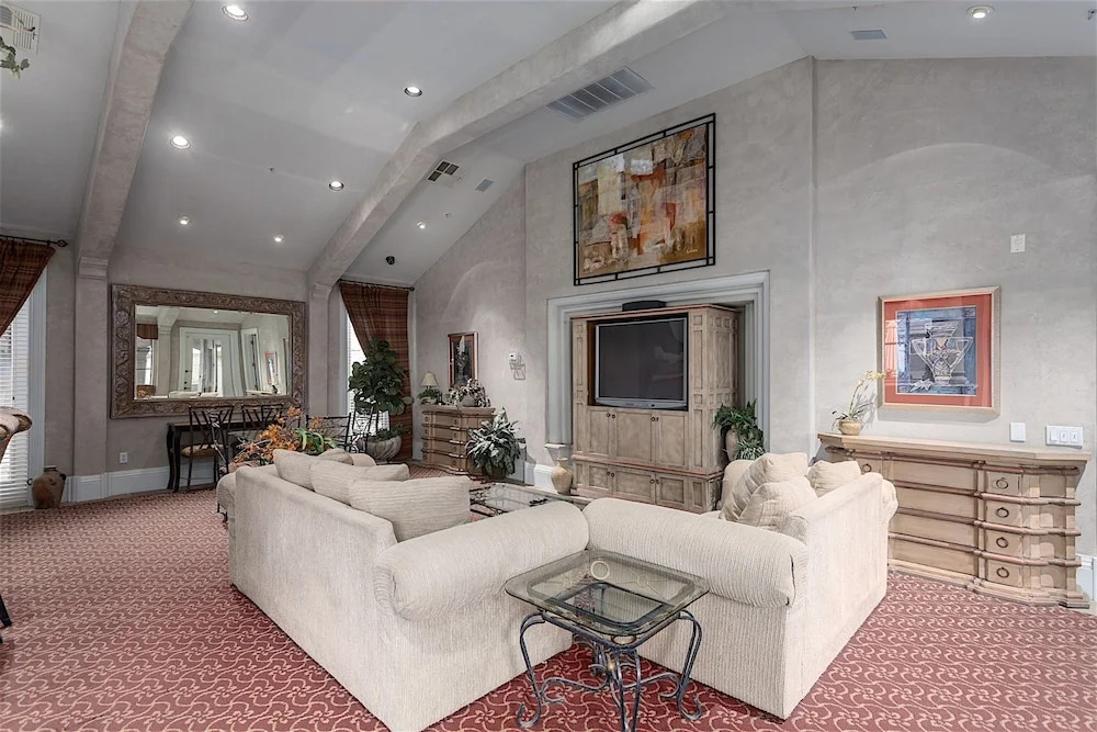 Canuck Condo 2 BR by Casago