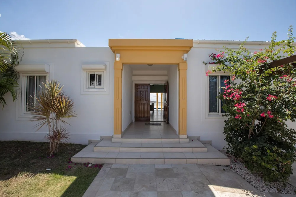 Charming 3-Bed Villa in Maho