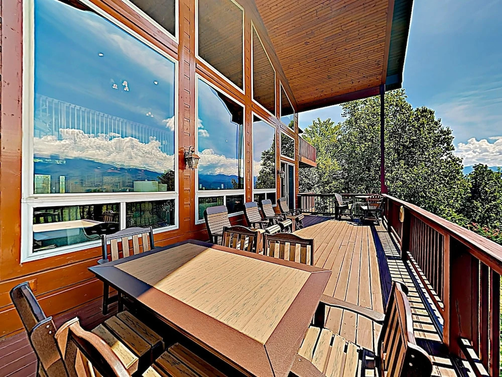 Mountain-view On 1.61 Acres - Sleeps 25 7 Bedroom Villa