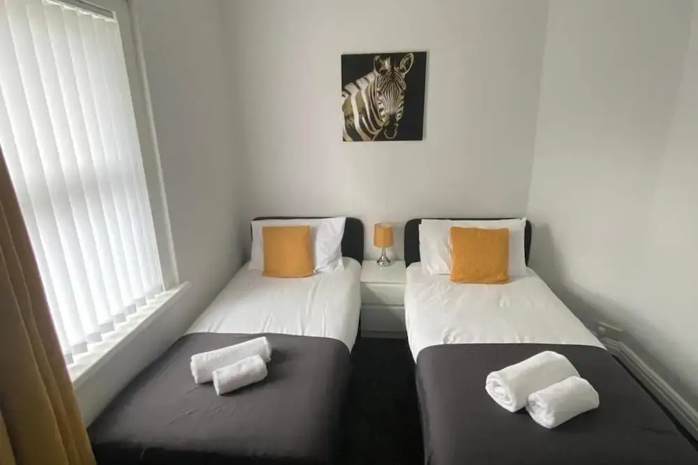 House - Sleeps 6 - Pet Friendly - Parking