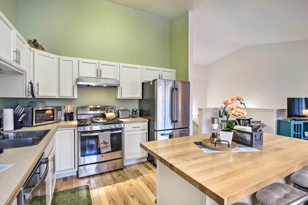 Stunning Anchorage Townhome ~ 5 Mi to Dtwn