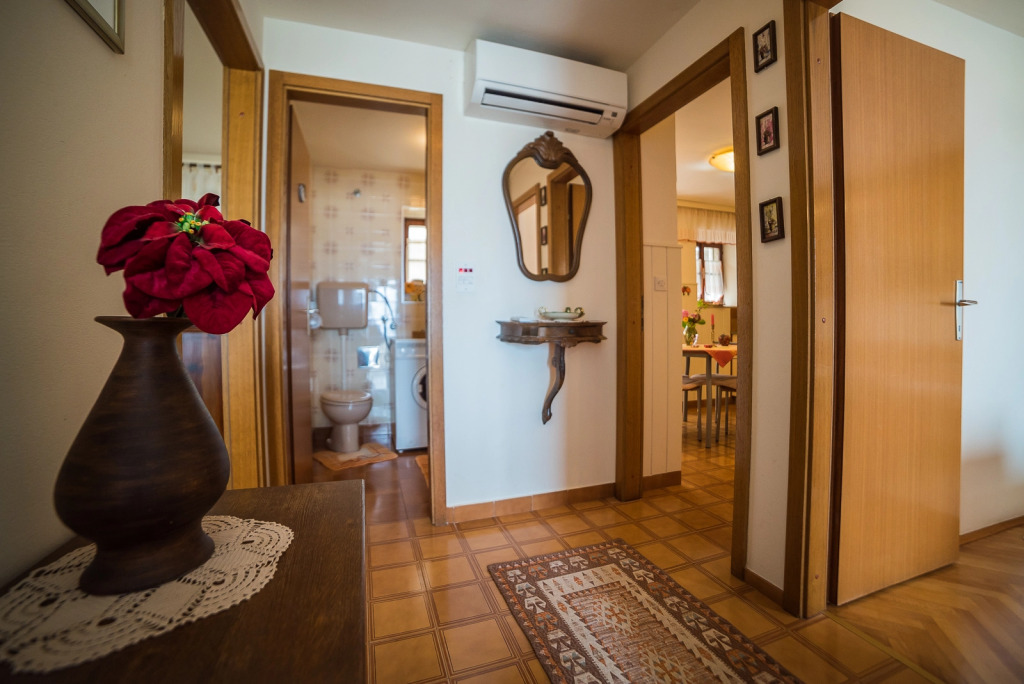 Apartment Ela - first row to the Sea: A2 mali Sutivan, Island Brac