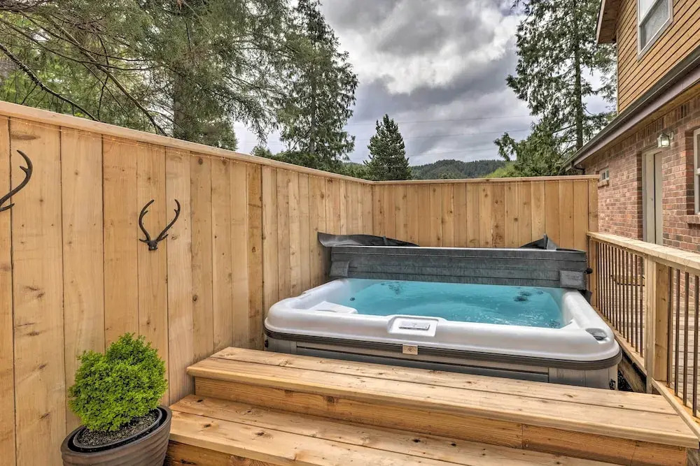 Rockaway Beach Hideaway w/ Hot Tub & Fireplace!