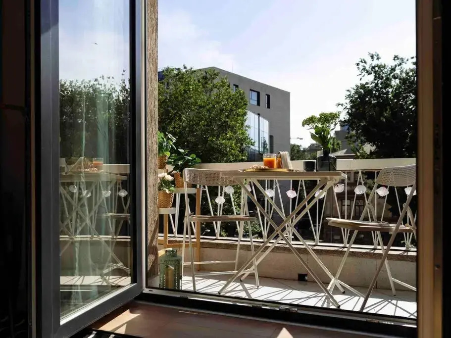 Bright 2BR Apartment - Top Location - City Balcony