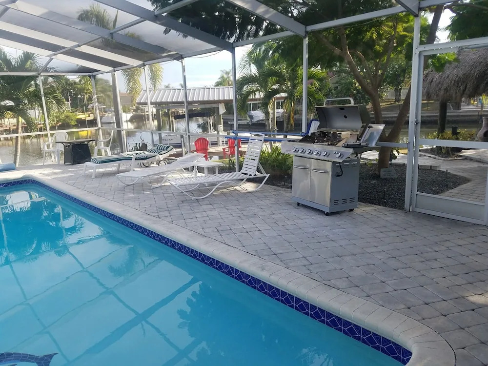 Apollo Beach W/ Pool, Room To Entertain, Pet Friendly! 6 Bedroom Home