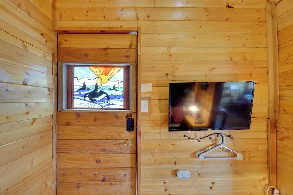 Ultimate Alaskan Retreat: Lakefront Soldotna Cabin