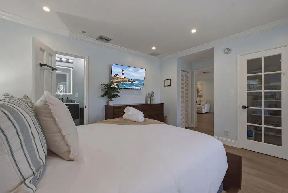 Fox Isles Luxury Waterfront With Pool Near Beach