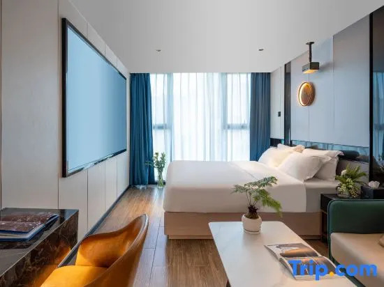 Yibai Light Luxury Hotel