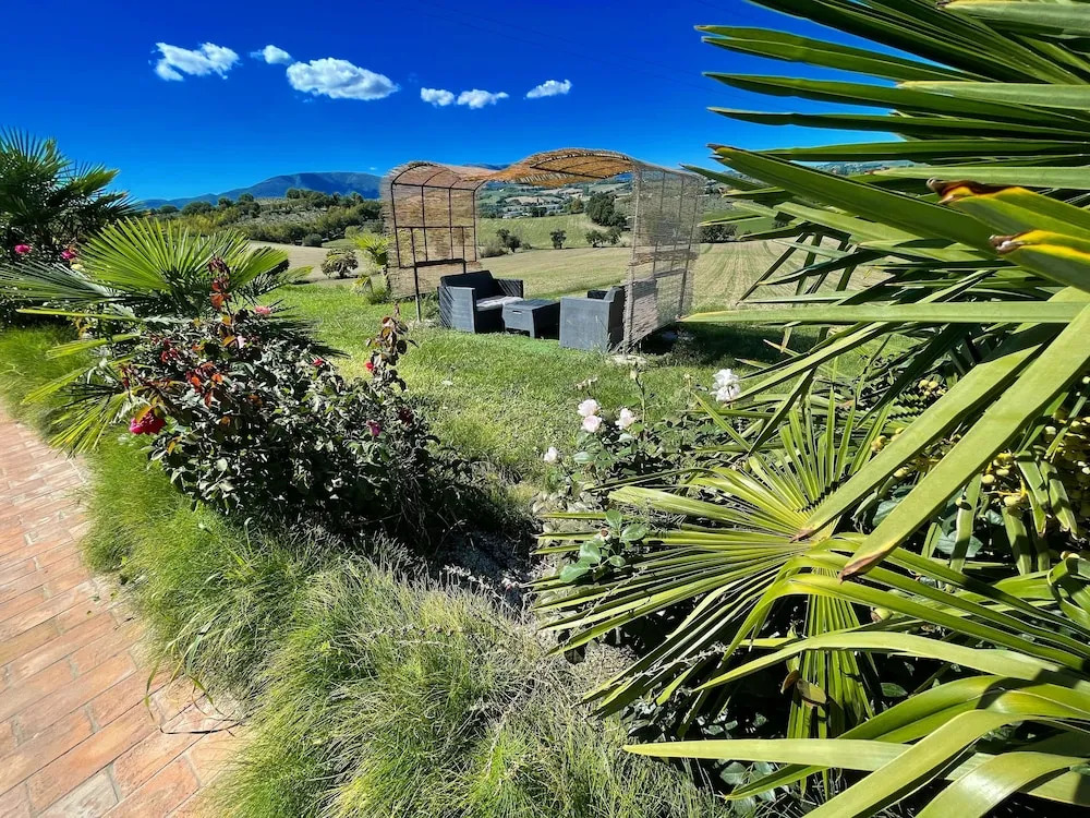 Apt 2. Air Con. Free car Park. Infinity Pool. Beautiful Grounds. Sleeps 4