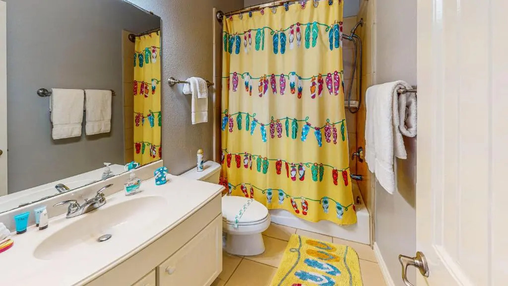 MC16 Multi-Level Condo, Shared Pool & Hot Tub, Close to Beach