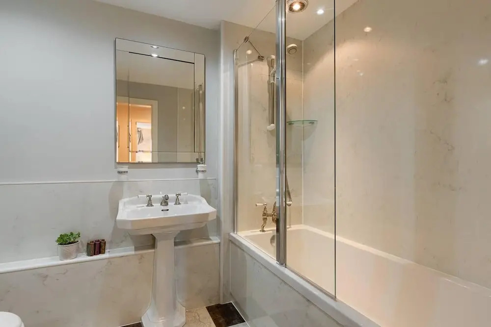 Tasteful top Floor Apartment Next to Gleneagles