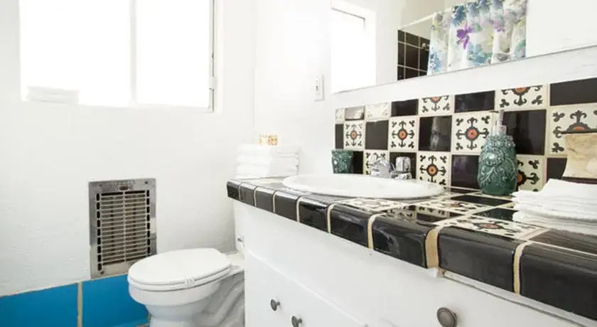 #6 Sunny Flat 3BR Melrose Ave