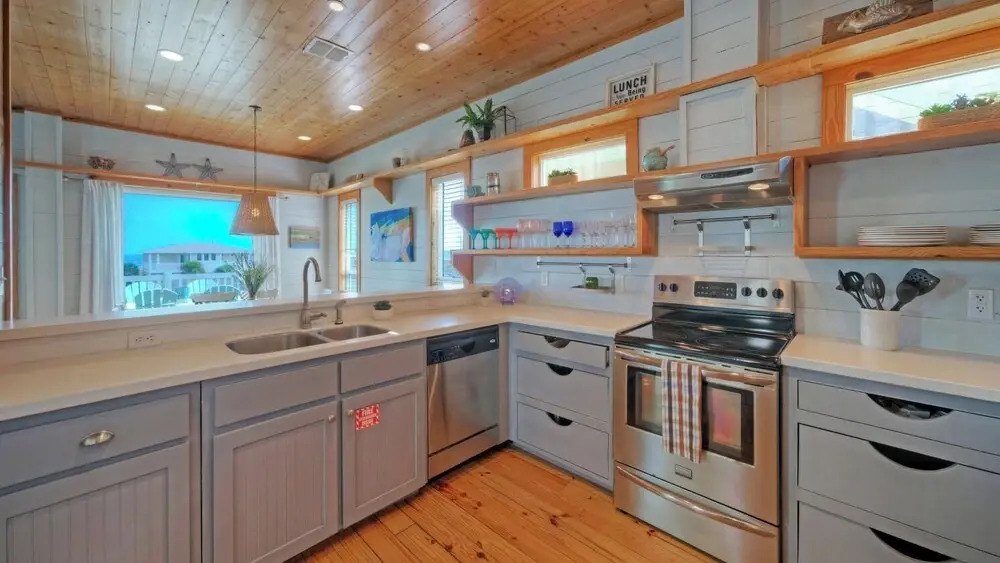 Walk to the Beach Ocean Views, Balcony Dining & Open Living Beachview 54 by Avantstay