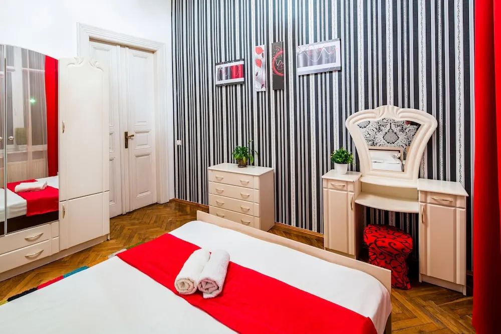 Three bedrooms & studio in the Center