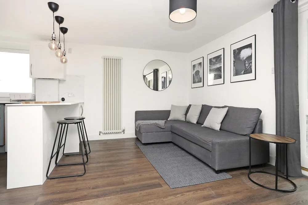 JOIVY Contemporary Royal Mile Apartment W/Balcony
