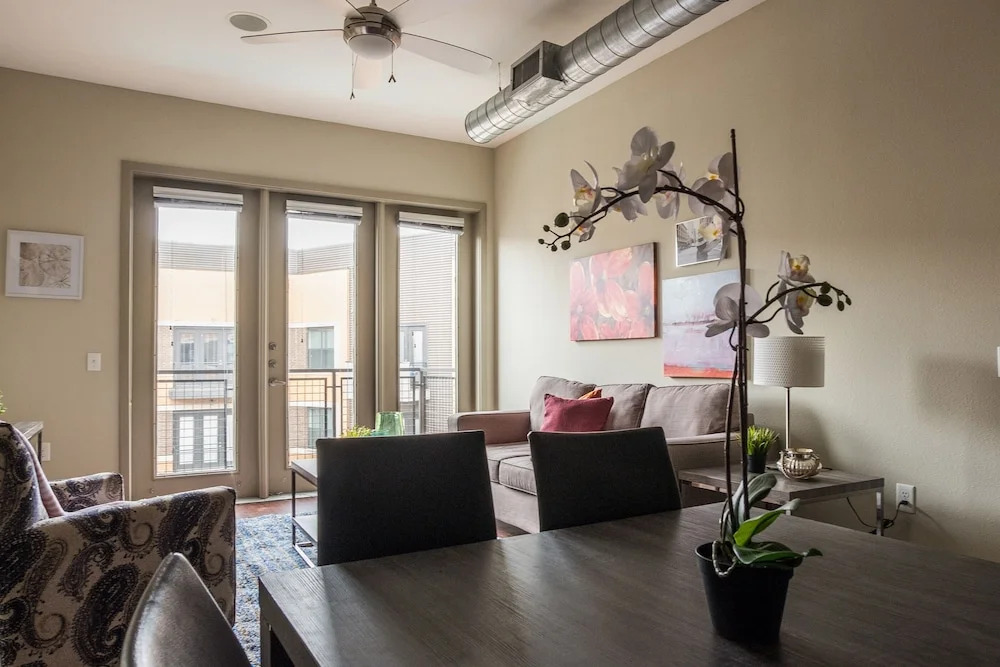 Design District Apts Near Market Ctr by Frontdesk
