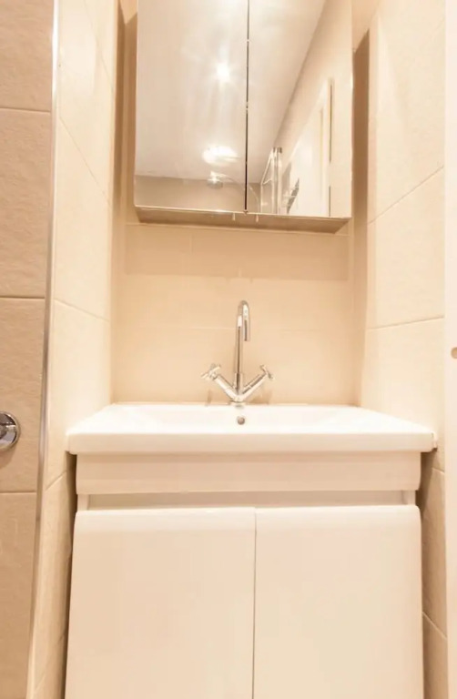 Spacious 2 Bedroom Flat in Queens Park - Sleeps 6
