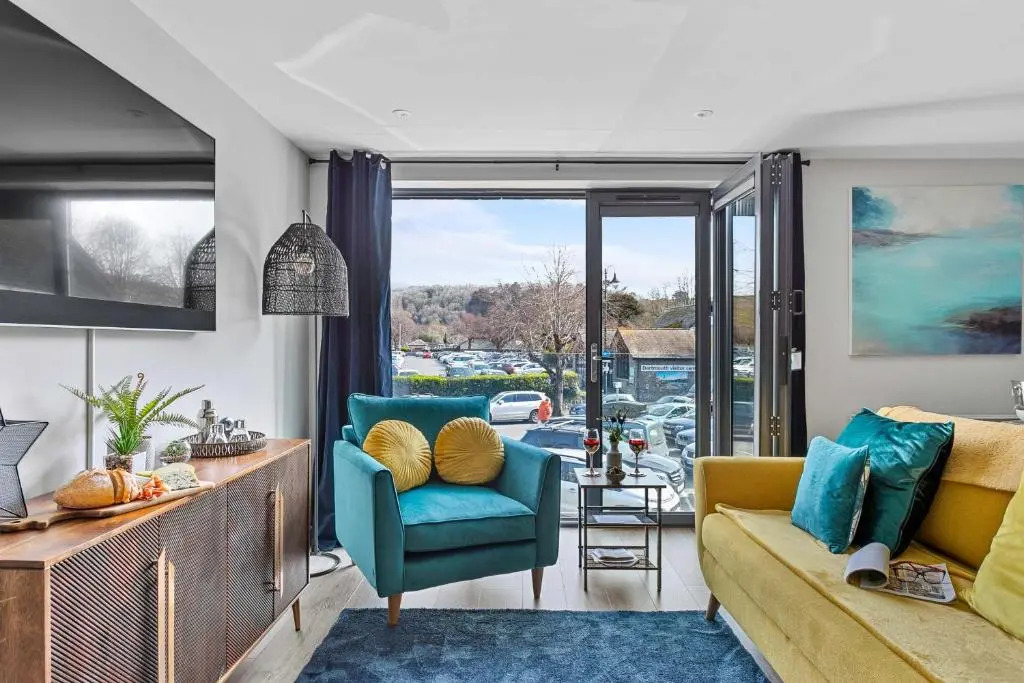2 De Courcey House - Architect designed luxury apartment with parking, central Dartmouth