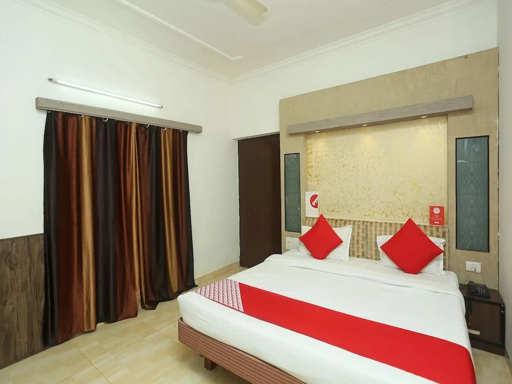 OYO 18429 Hotel Sai President